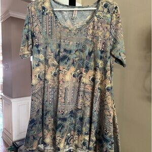 Lularoe medium tee.